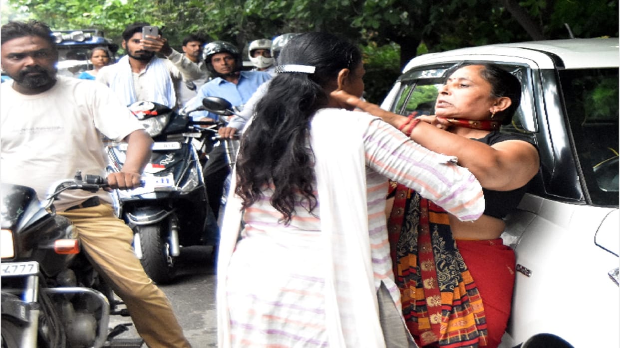 Fight between in woman and law in daughter on SSP office in Meerut city see photos