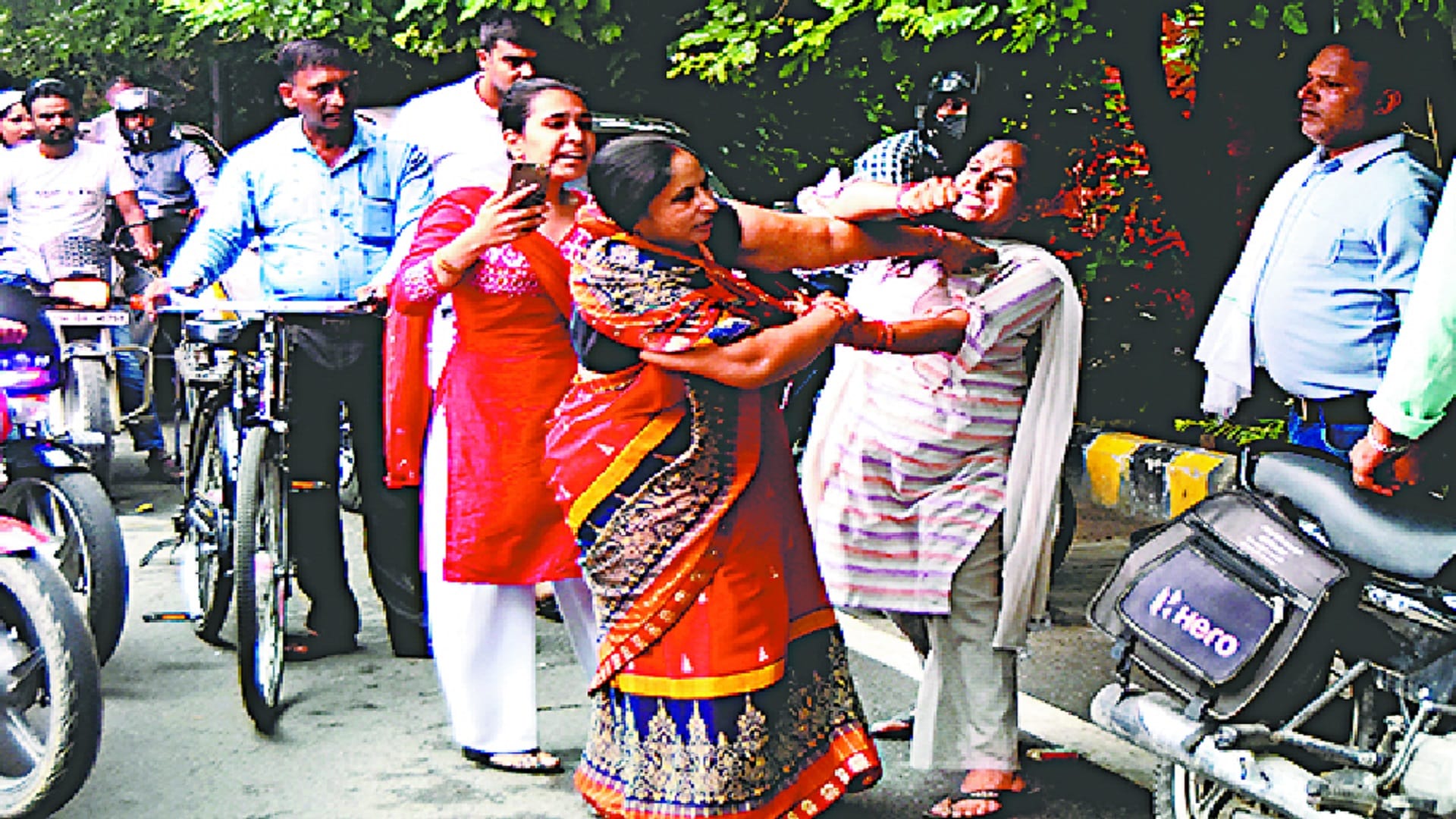 Fight between in woman and law in daughter on SSP office in Meerut city see photos
