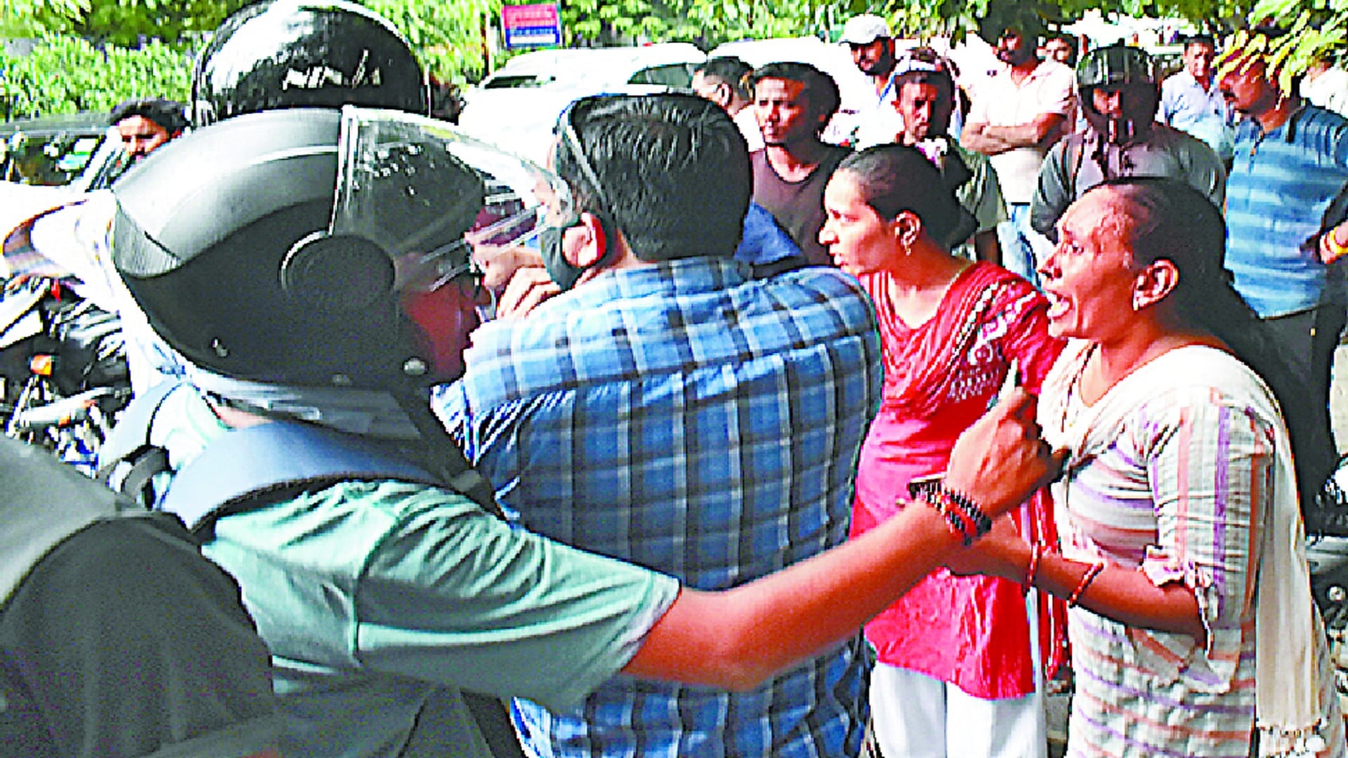 Fight between in woman and law in daughter on SSP office in Meerut city see photos