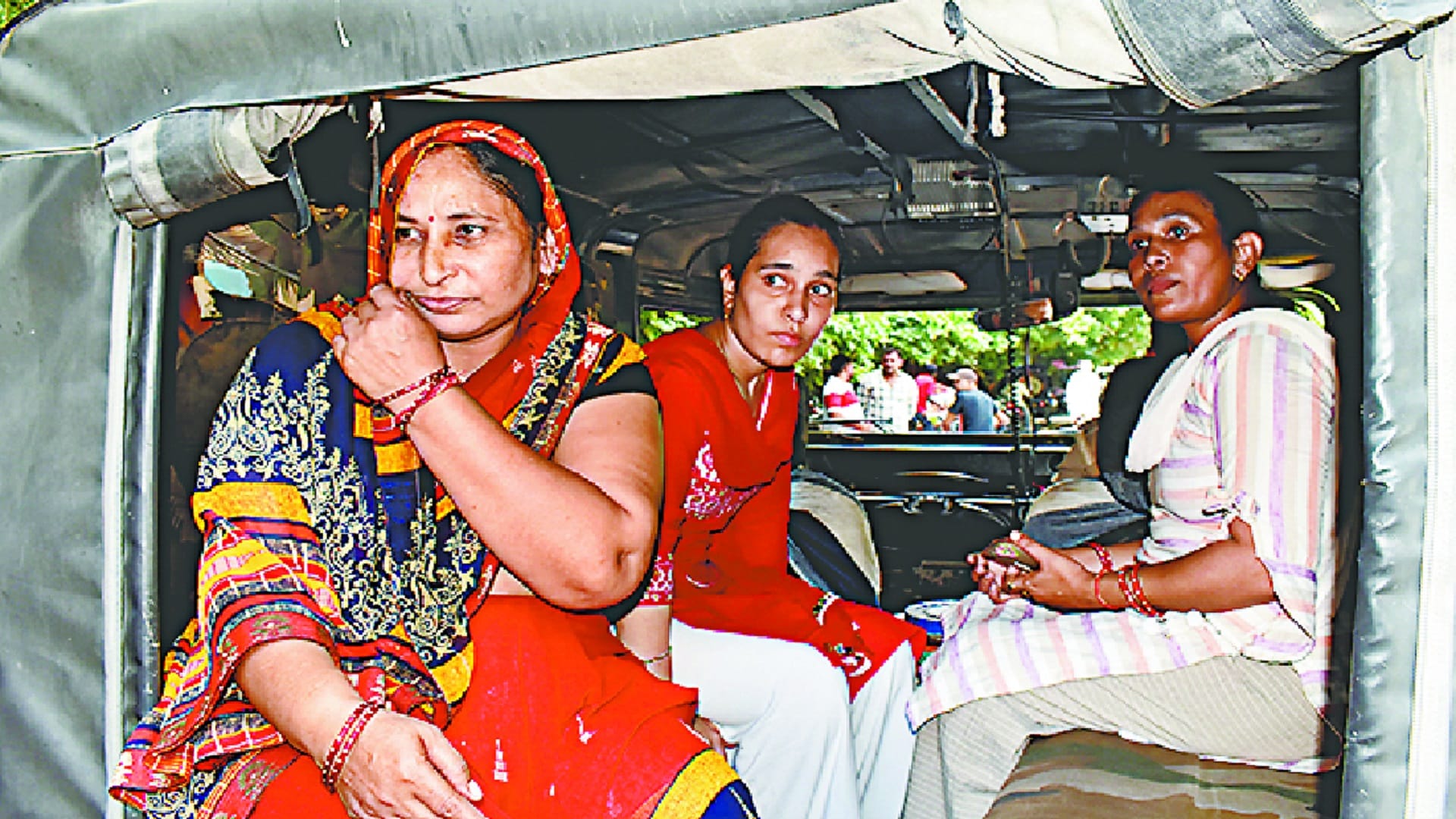 Fight between in woman and law in daughter on SSP office in Meerut city see photos