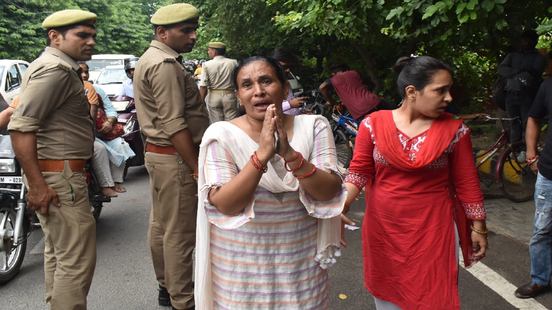 Fight between in woman and law in daughter on SSP office in Meerut city see photos