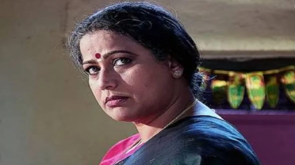 actor Mona Ambegaonkars controversial tweet on Savarkar, Shewale demands action