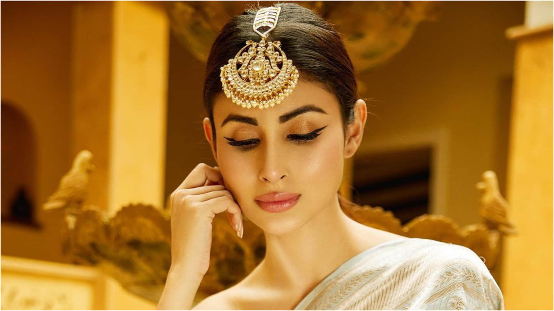 mouni roy twirling in white lehenga take pics clicked by patidev suraj nambiar