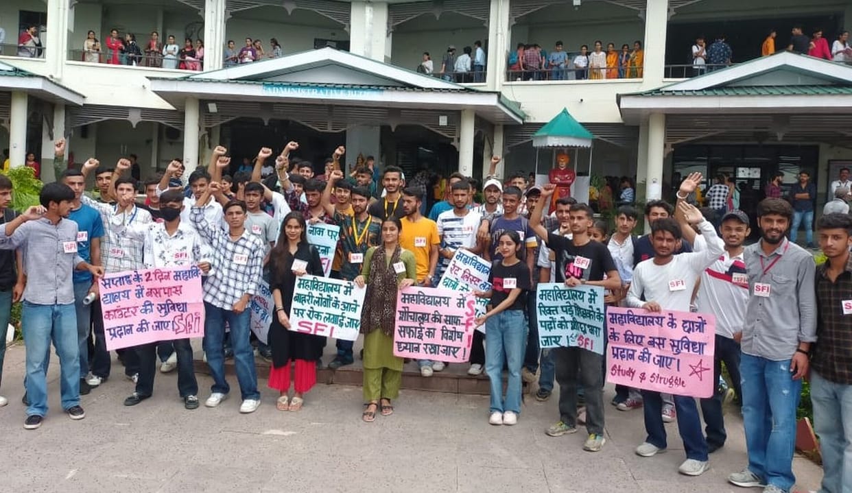 SFI protest against demands in Nahan College