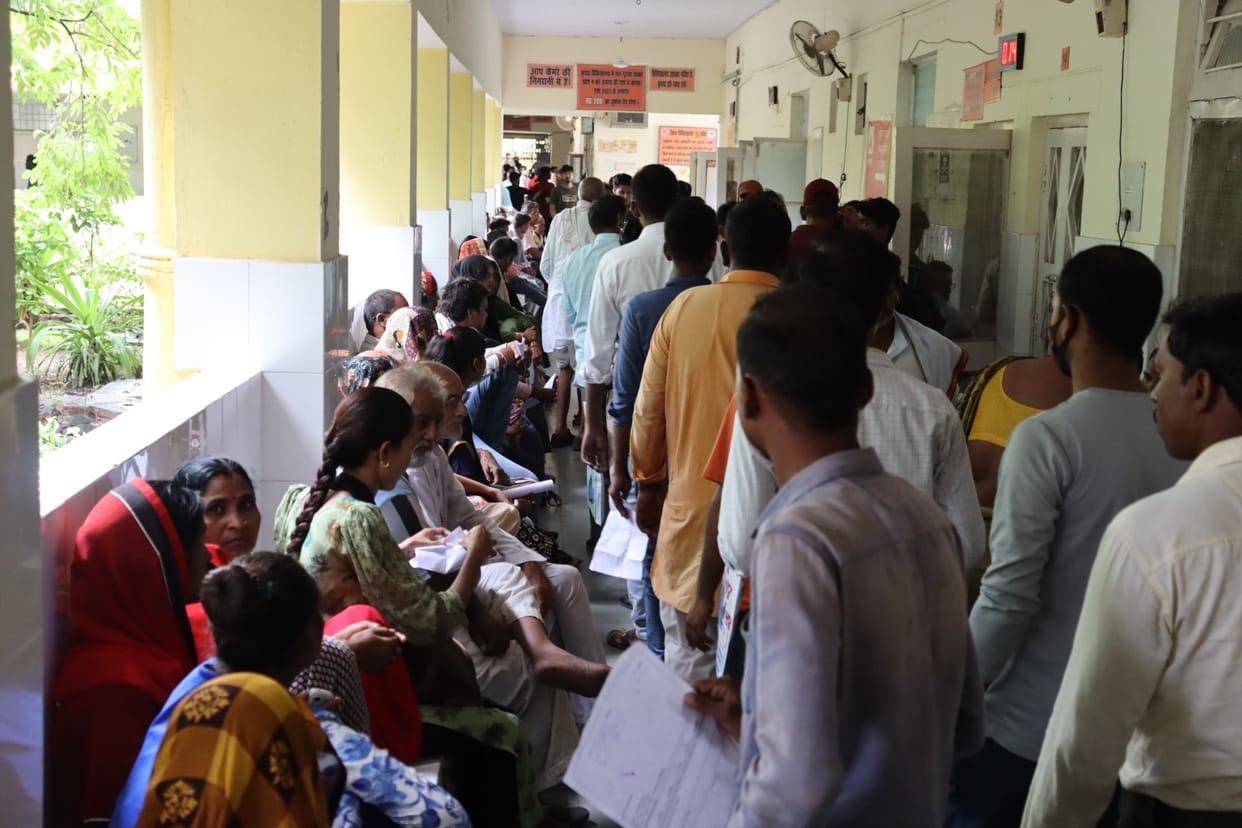 Banda: MR in the doctor's room, patients' line outside, X-ray plate finished, treatment is being done by taking photos from mobile