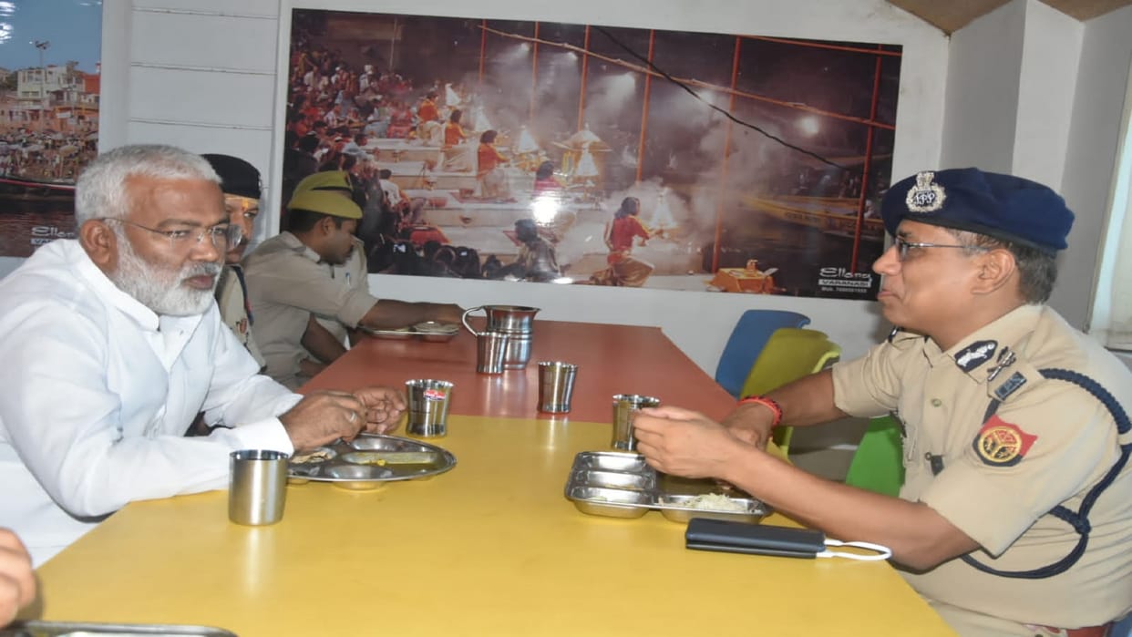 Minister Swatantra dev Singh ate food with policemen in varanasi