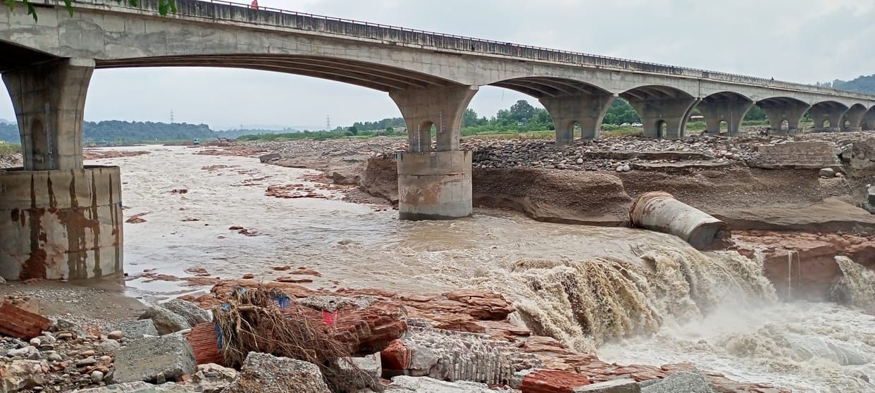Kangra news Dharamshala news Kandwal news 40 feet deep pit made along the pillars of the Chakki bridge