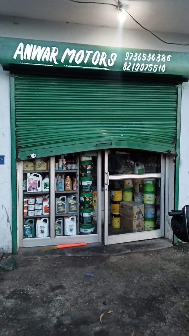 Shutters of two shops uprooted in Bhuppur, 55,000 cash stolen