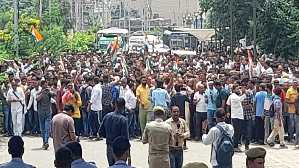 Hundreds of temporary employees of Jalshakti Department demonstrated in Jammu