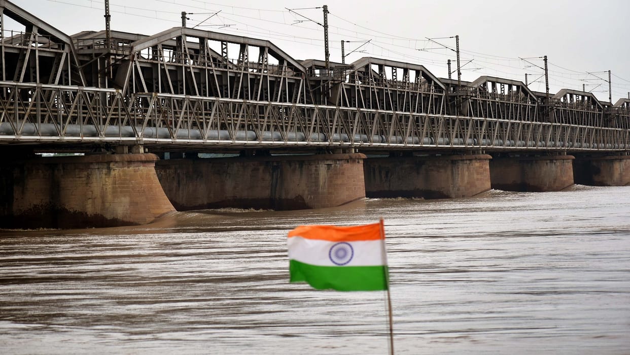 Railway has imposed caution on Jhunsi Rail Bridge Yamuna bridge sensor is giving upda