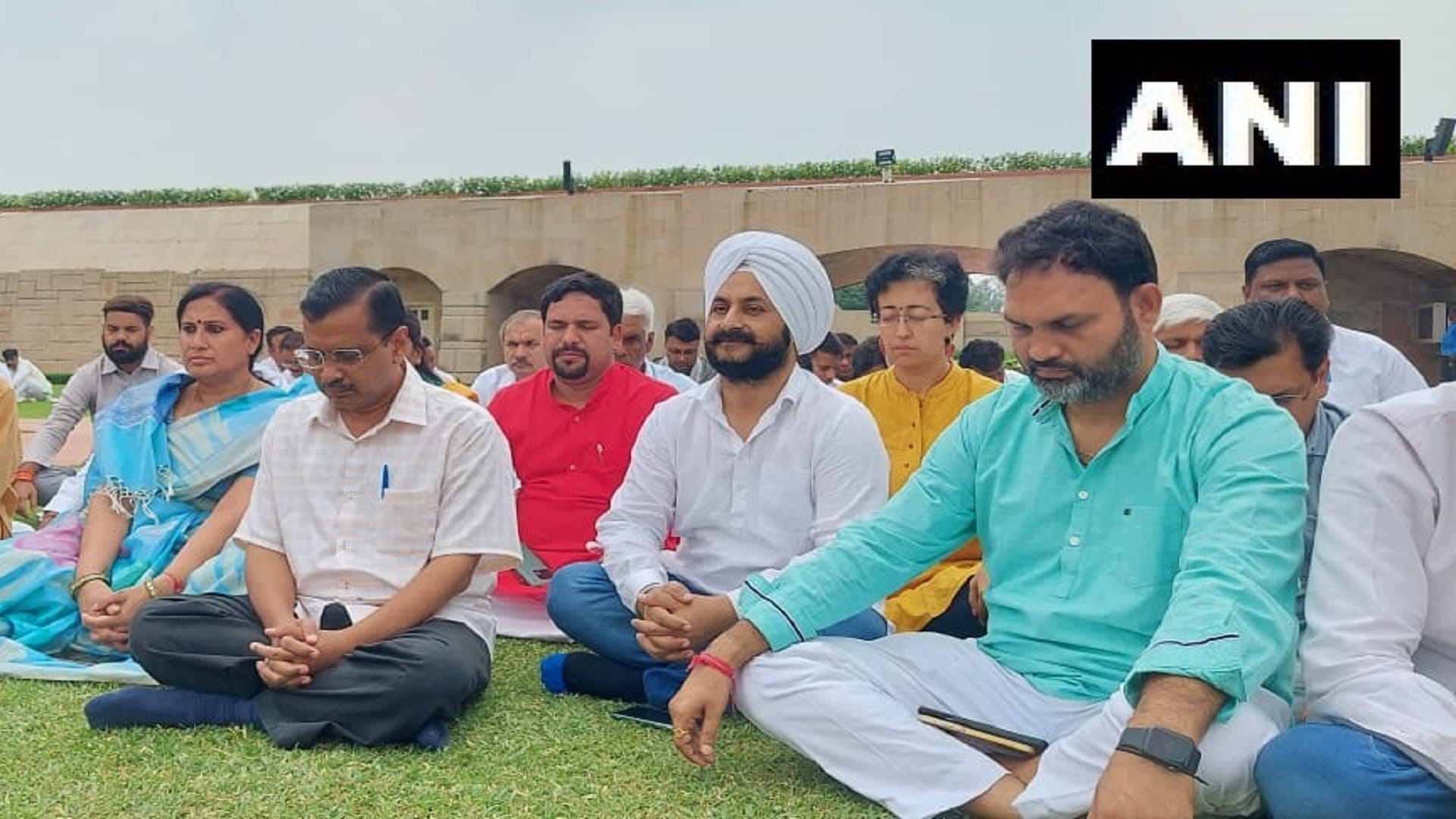 राजघाट पर सीएम केजरीवाल अन्य विधायकों के साथ