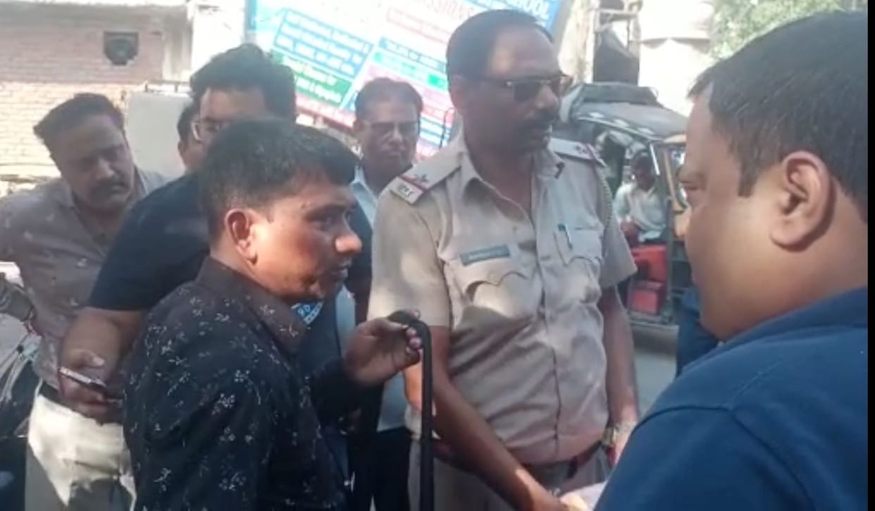 10 tola of gold was cheated by the servant of the goldsmith by becoming a policeman