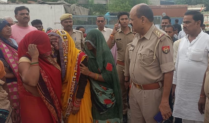 Kanpur Dehat: The ruckus of the family by placing the dead body of the pickup driver at the detergent factory gate in Rania