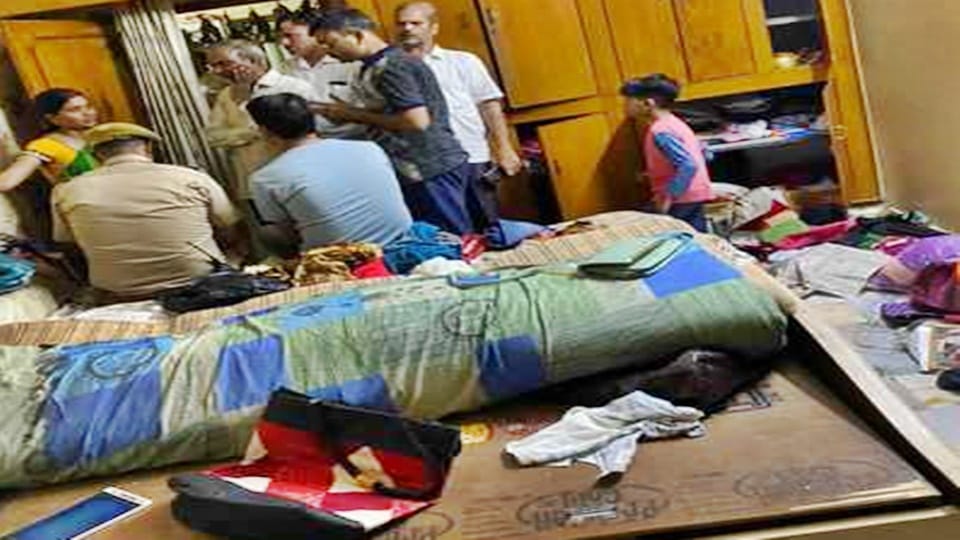 Robbery at flour trader house in Jaipur miscreants entered as income tax officer