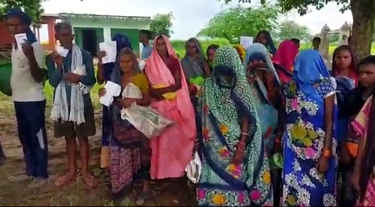 Kanpur Dehat: Villagers of Bharatauli going to take ration crossing the river Sengur putting their lives at risk