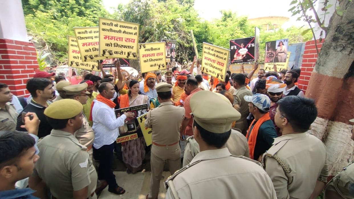 Case filed against YouTuber Mamta Rai people demanding arrest with poster in street of kashi