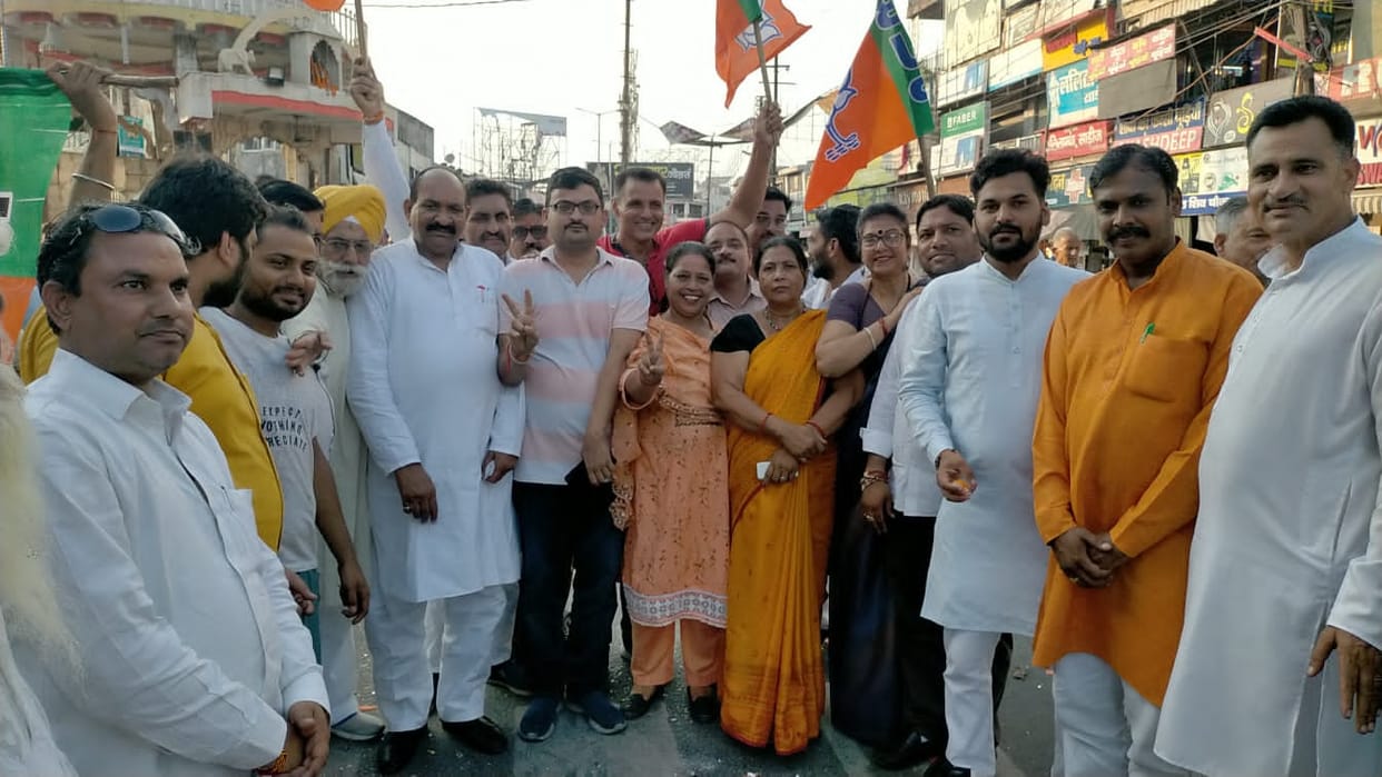 BJP workers celebrated happiness, distributed sweets by playing drums