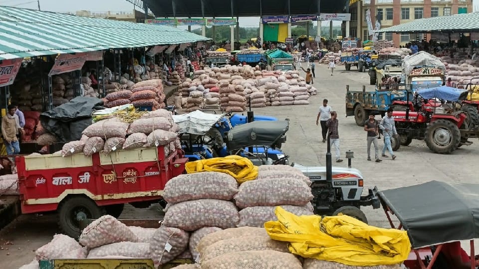 Shajapur: Vehicles arriving in Mandi carrying potatoes and onions jammed on the highway for hours.
