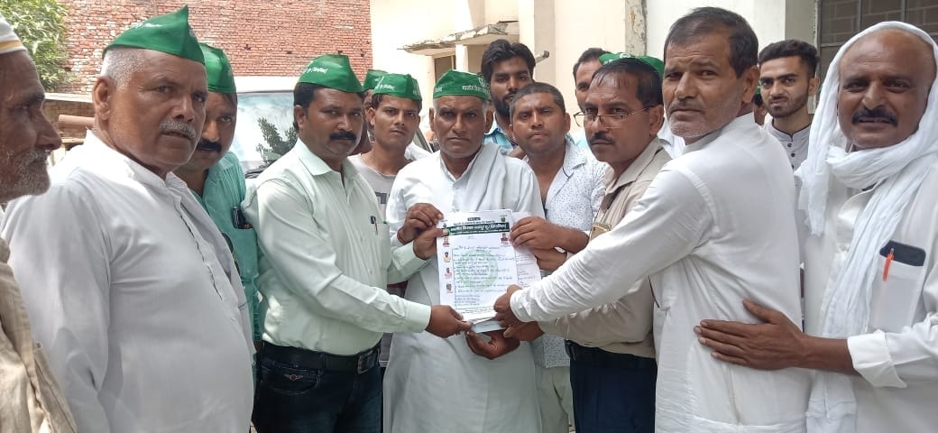 Farmers protest against power cut, submitted memorandum