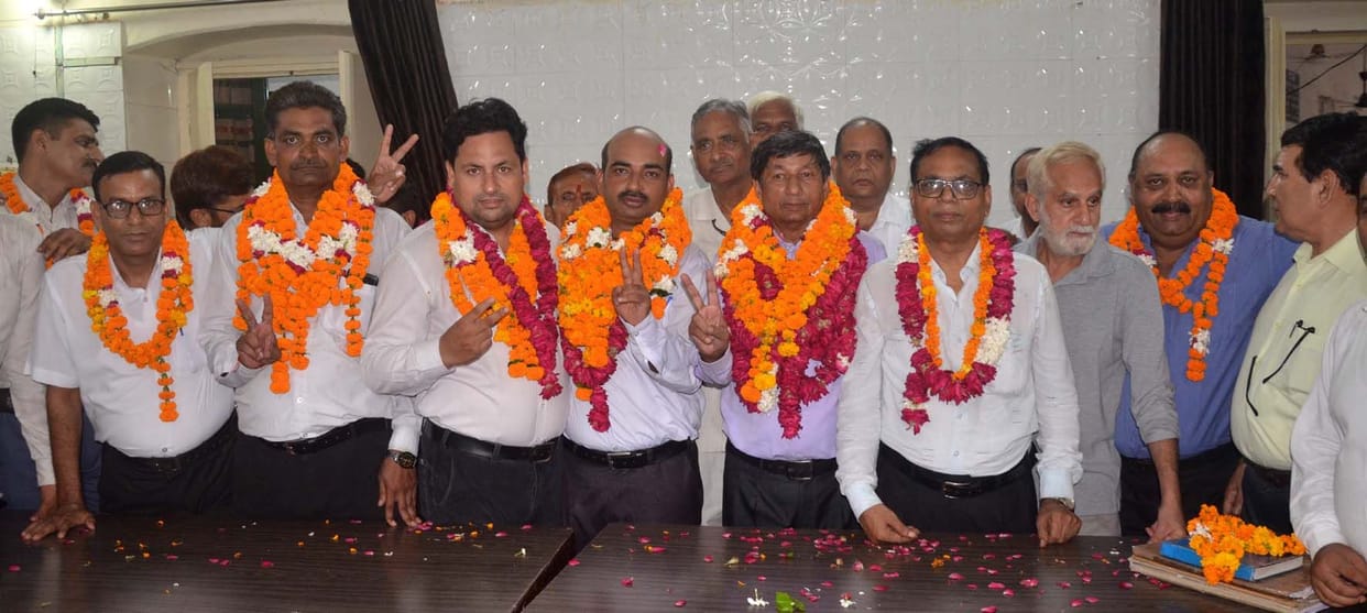 Vinod Saxena became the president in the civil bar election