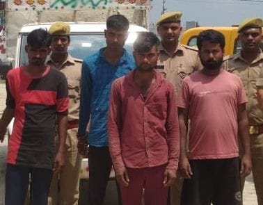 Police arrested four smugglers in sant kabir nagar