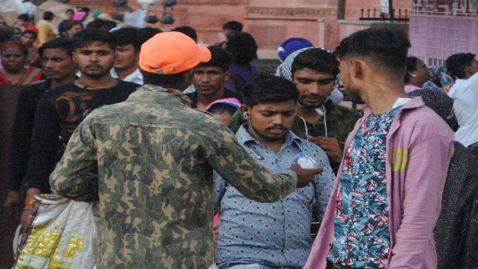 Agra Police action aginst Illegal Guides Illegal Recovering To Tourists In Name Of Taj Mahal Visits