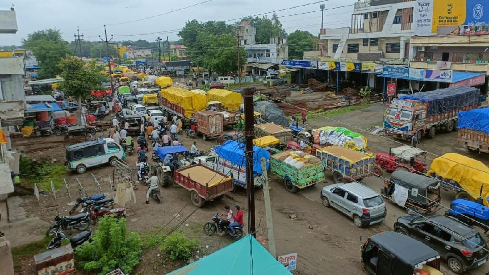 Shajapur: Vehicles arriving in Mandi carrying potatoes and onions jammed on the highway for hours.