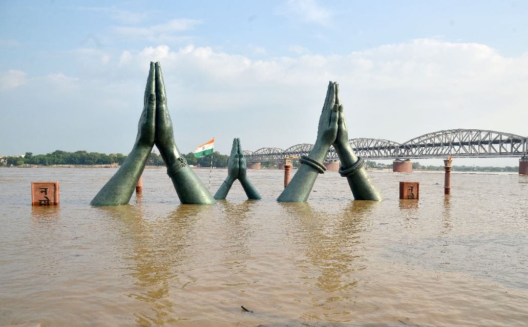 Flood in varanasi Ganga water level about to touch red mark panic in coastal areas