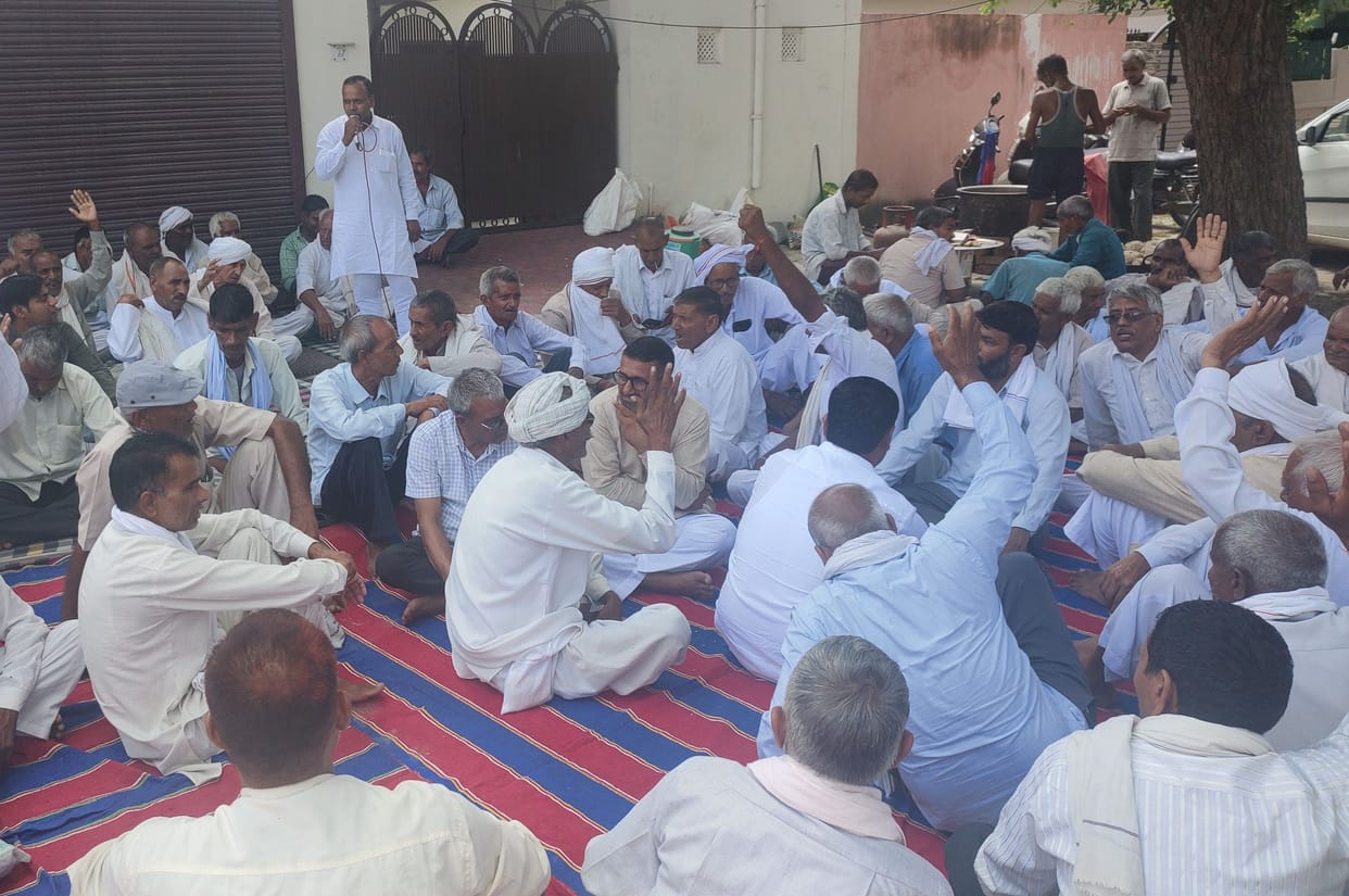 Farmers went to protest, started doing Panchayat with MLA