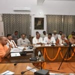 बैठक करते सीएम योगी।