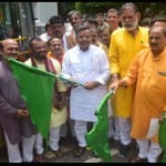 Prayagraj News :  इलेक्ट्रिक बसों को हरी झंडी दिखाते प्रभारी मंत्री जयवीर सिंह।