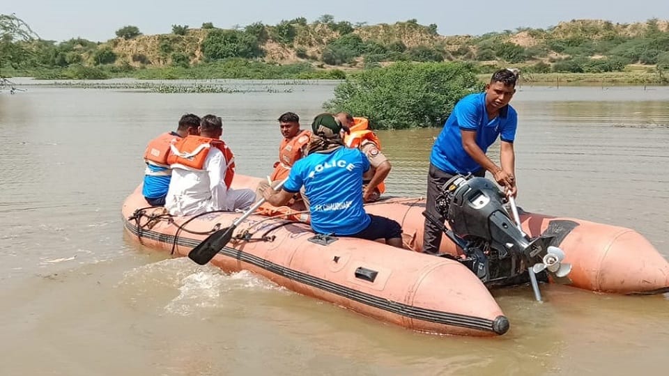 SDRF pulled out safely Three farmers engulfed in a ravine due to Flood in Chambal