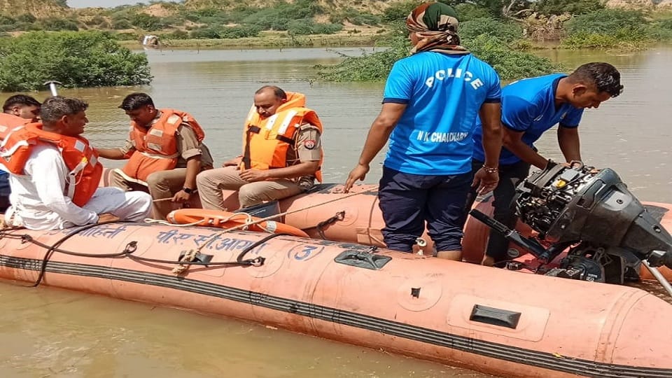 SDRF pulled out safely Three farmers engulfed in a ravine due to Flood in Chambal