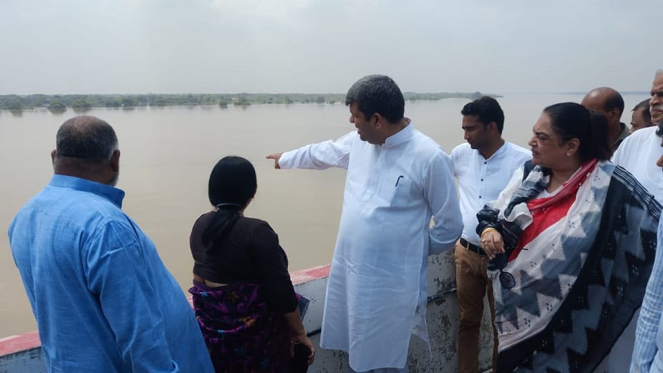 SDRF pulled out safely Three farmers engulfed in a ravine due to Flood in Chambal