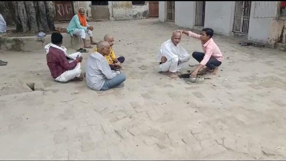villagers organized mundan after death for monkey Barauli Ahir agra up news
