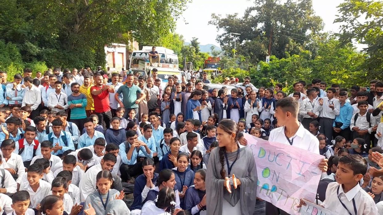 Students blocked the Lakhanpur-Basohli road for two hours