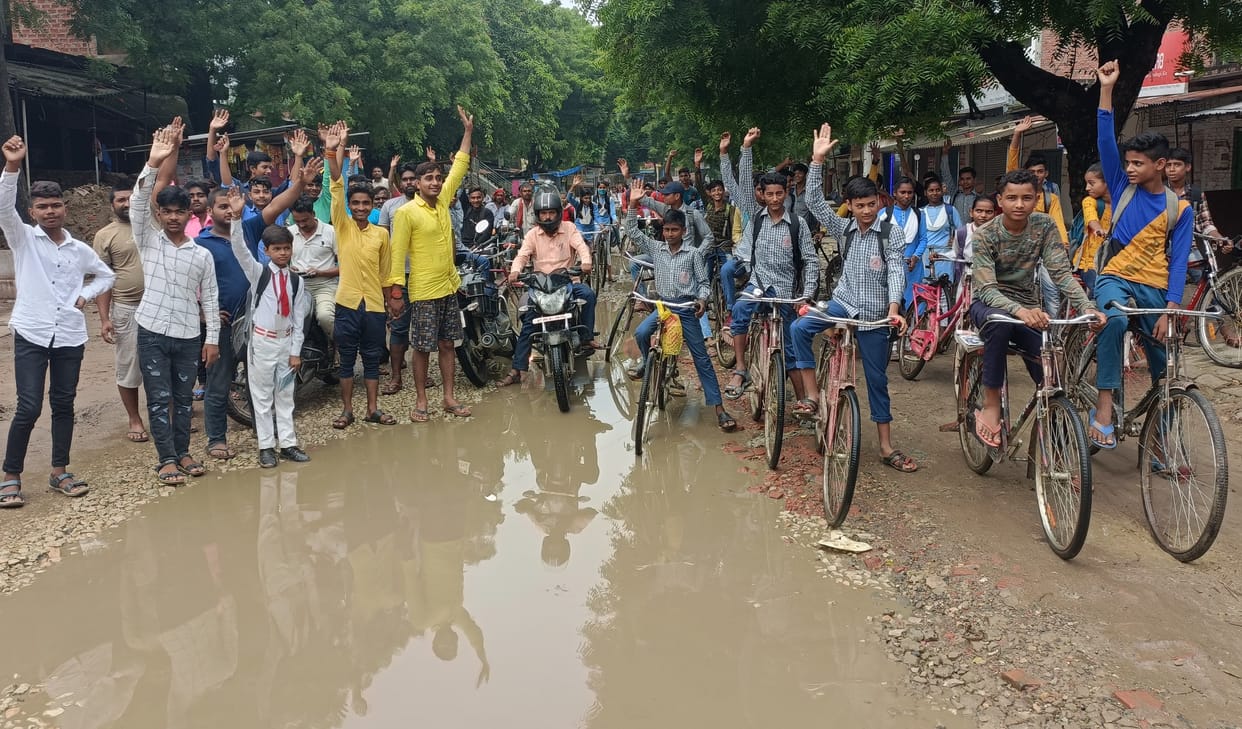 Students demonstrated for road repair