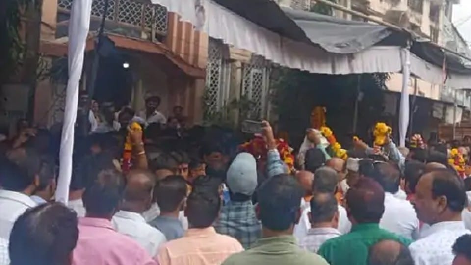 Indore: The last journey of Vishnu prasad shukla, the roads were covered with flowers