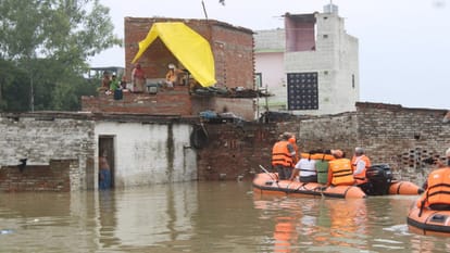 Floods in varanasi Police officials took stock of situation determined about  security