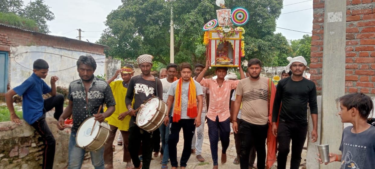 Jalaun: Laddu Gopal's procession taken out, worshiped