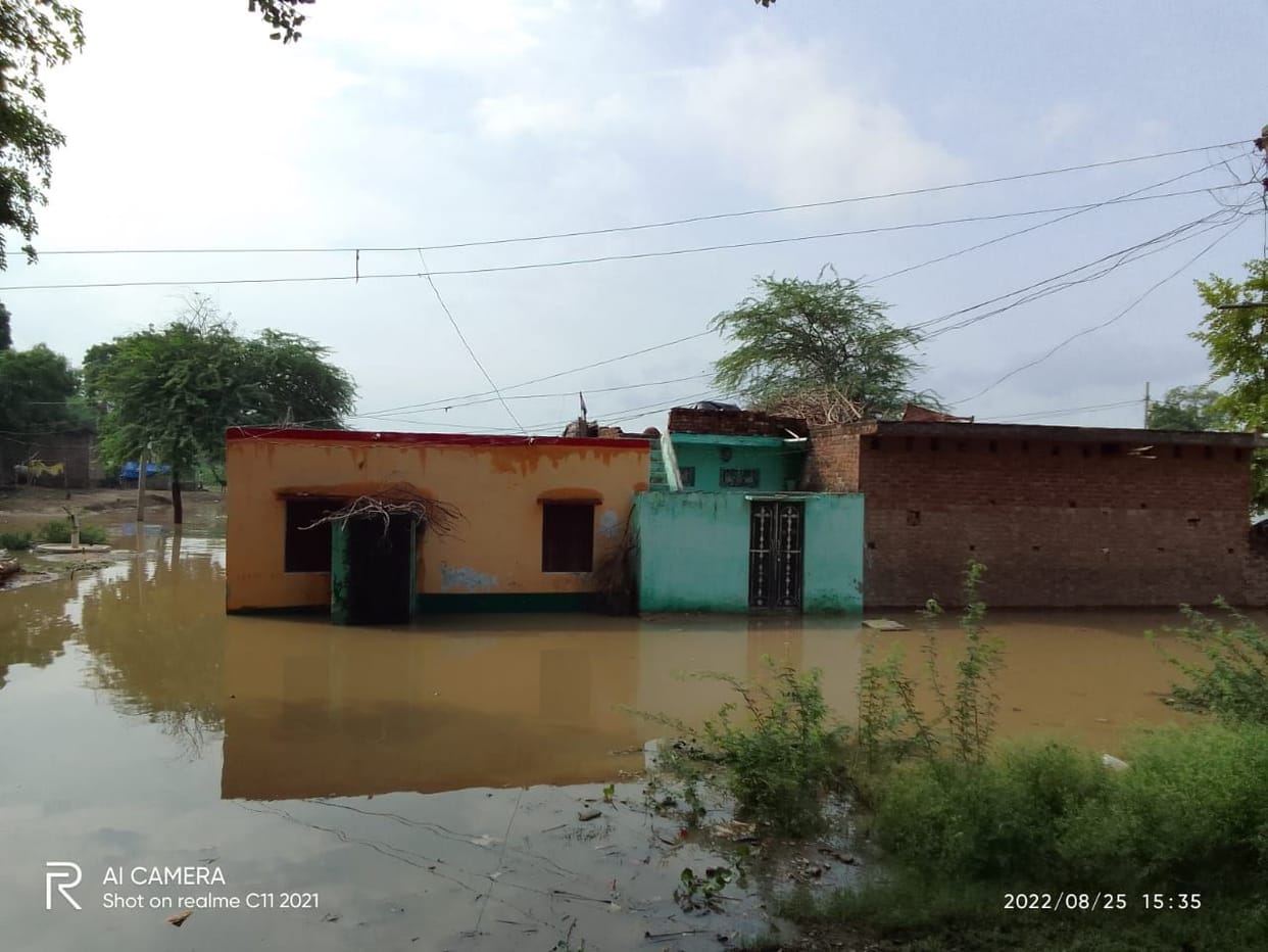 Banda: Yamuna booming, Banda-Kanpur road closed, vehicles passing through Hamirpur and Tindwari after traveling about 35 km