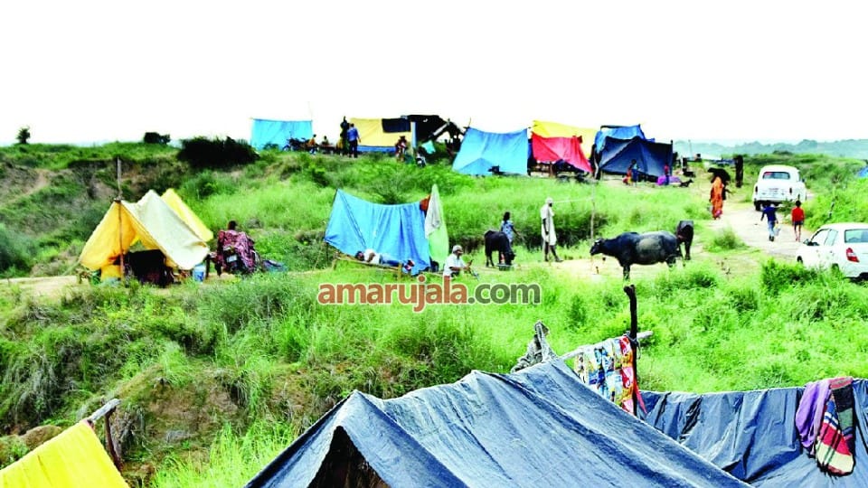 villagers left villages due to Chambal floods in Bah and Pinahat