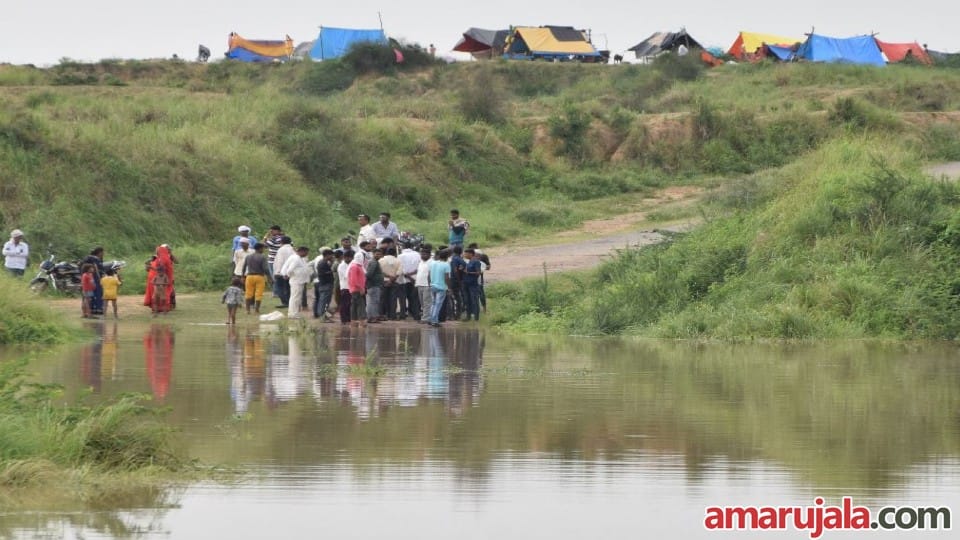 villagers left villages due to Chambal floods in Bah and Pinahat