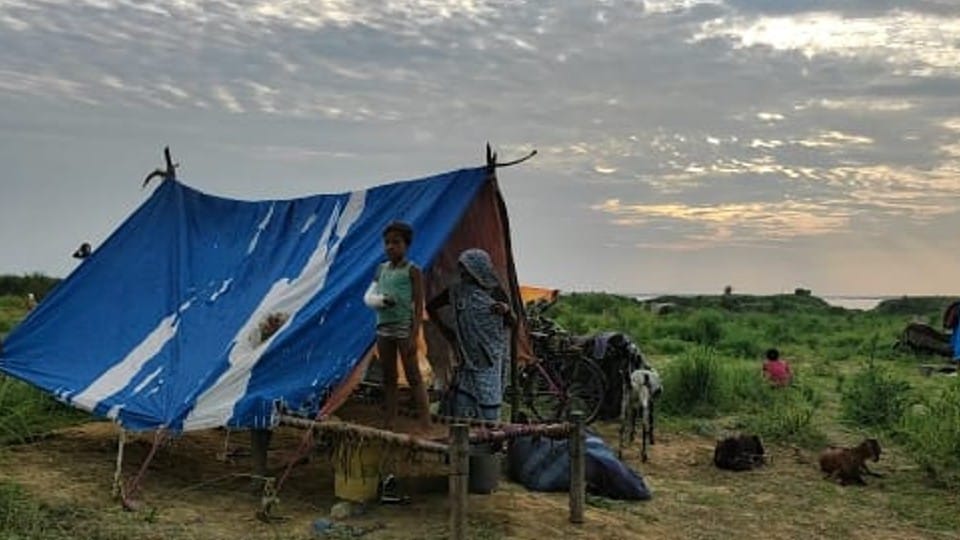 villagers left villages due to Chambal floods in Bah and Pinahat