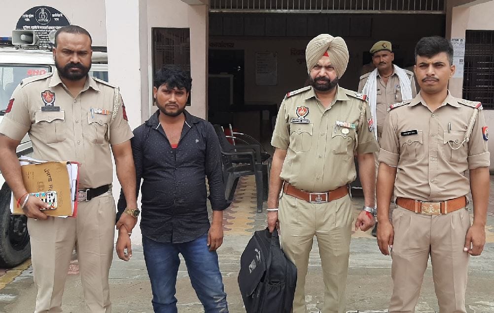 Accused of theft arrested  Police of three states took action in Chandauli in three days