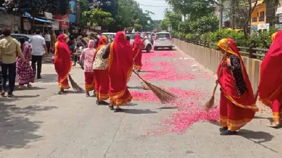 Indore: The last journey of Vishnu prasad shukla, the roads were covered with flowers