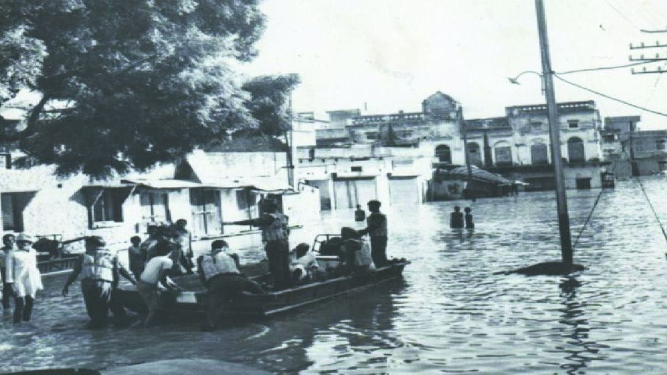 44 years ago steamers ran on the roads in Agra due to yamuna flood