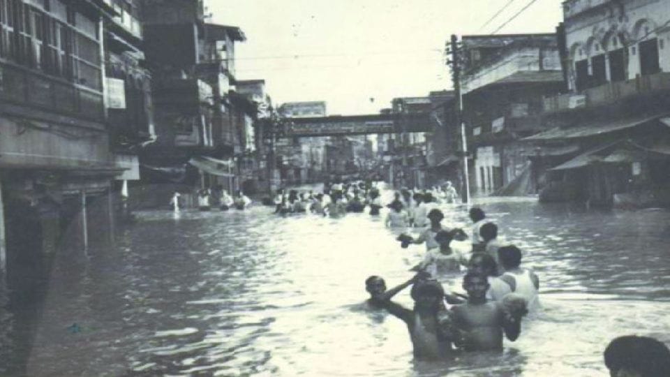 44 years ago steamers ran on the roads in Agra due to yamuna flood