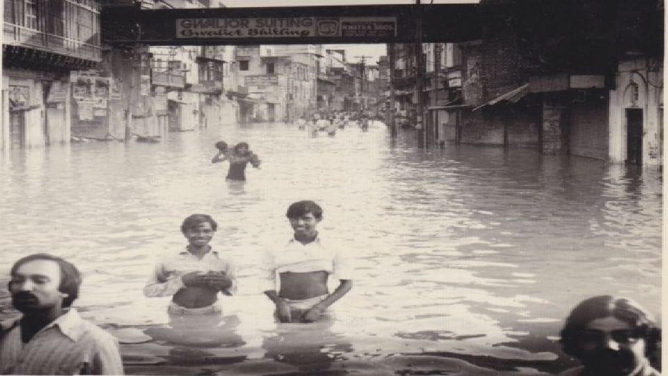 44 years ago steamers ran on the roads in Agra due to yamuna flood