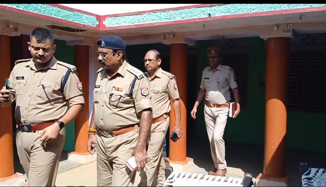 Cash and jewelery worth lakhs stolen including two licensed gun